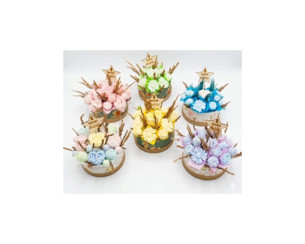 Bomboniera bouquet di fiori in cera con tag in legno inciso